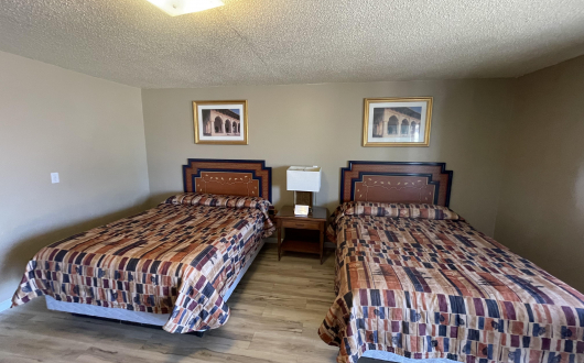 2 Queen Beds (Small Room)