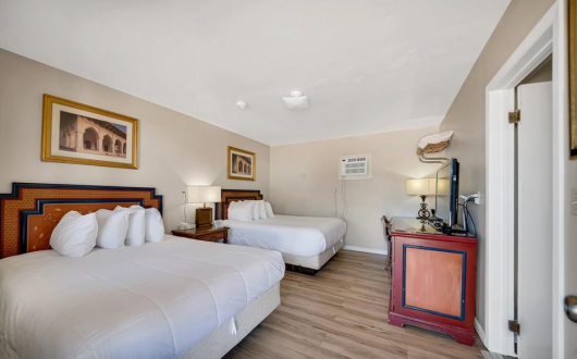 2 Queen Beds (Large Room)